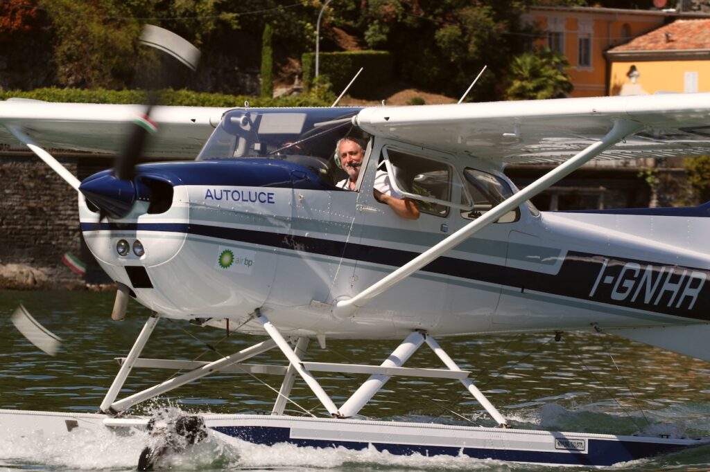 Un idrovolante in acqua, con il pilota ai comandi